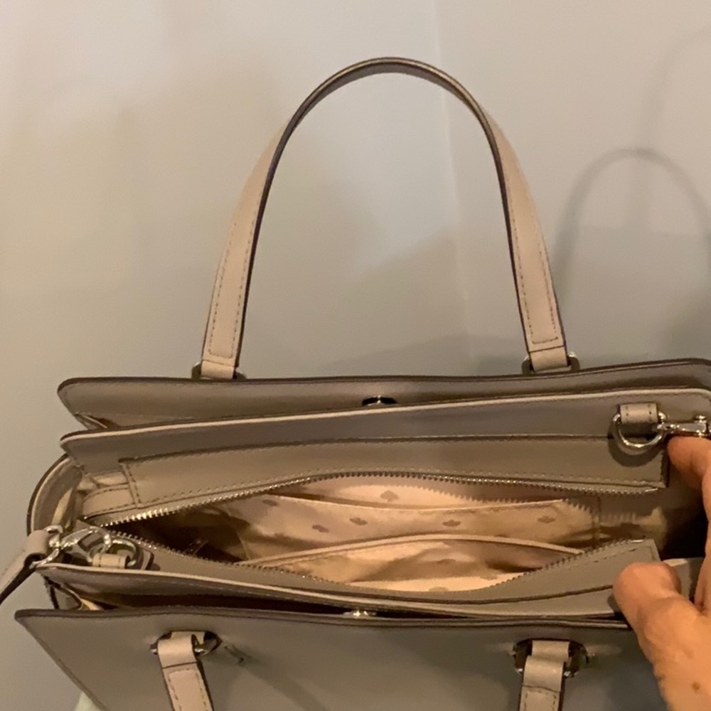 Kate Spade like new! Laurel Way Reese Leather Crossbody Bag Purse soft taupe - Picture 4 of 7